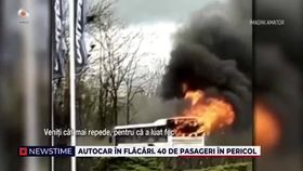 Autocar în flăcări. 40 de pasageri în pericol